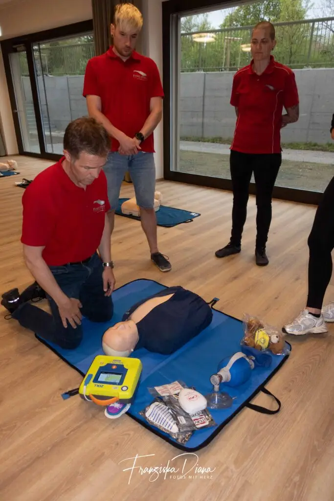 Staffweekend-nach-CPR-AED-Anwendungs-Instruktion