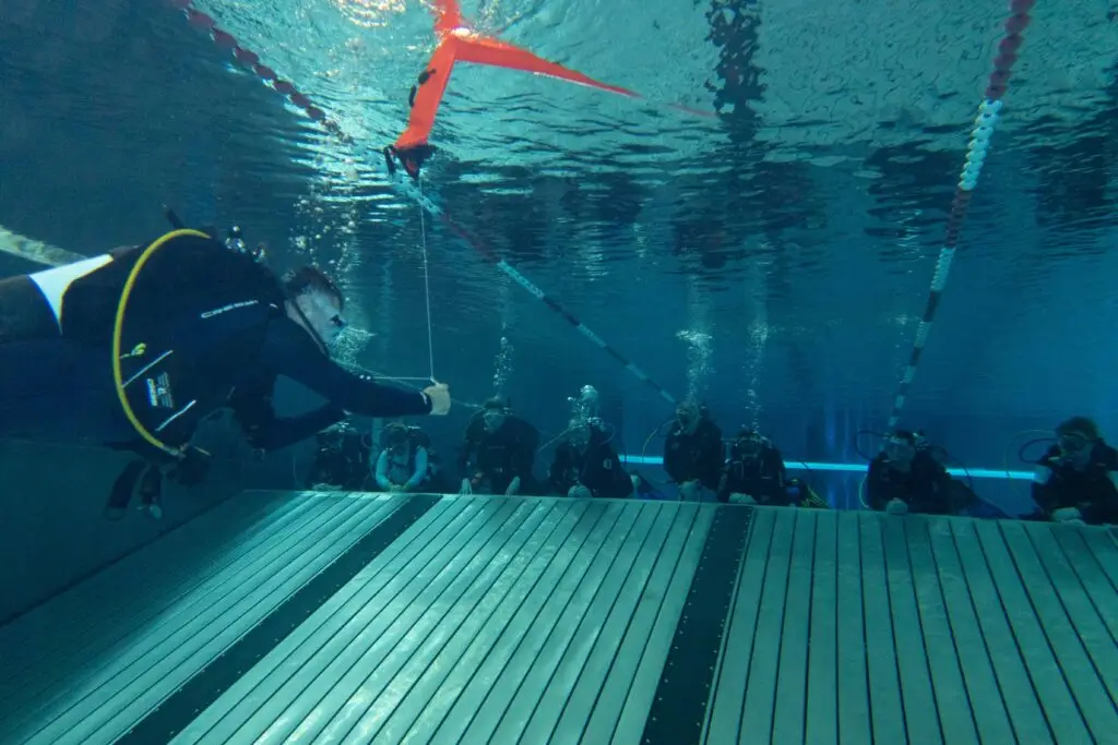 Weiterbildung-im-Pool-Bojen-schiessen